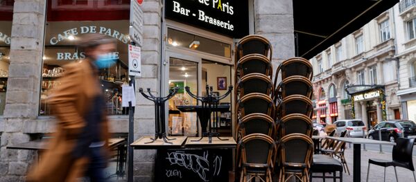 Бар закрывается на фоне антикоронавирусных мер во Франции - Sputnik Беларусь