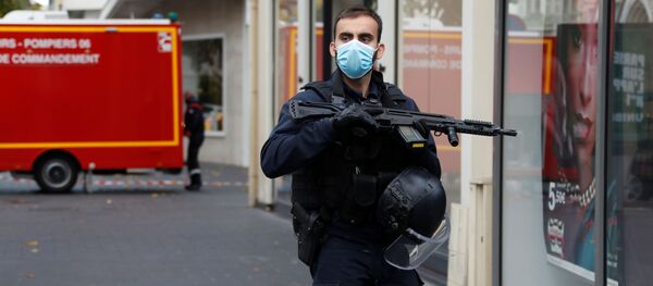 Полицейский на месте нападения в Ницце Полицейский на месте нападения в Ницце - Sputnik Беларусь