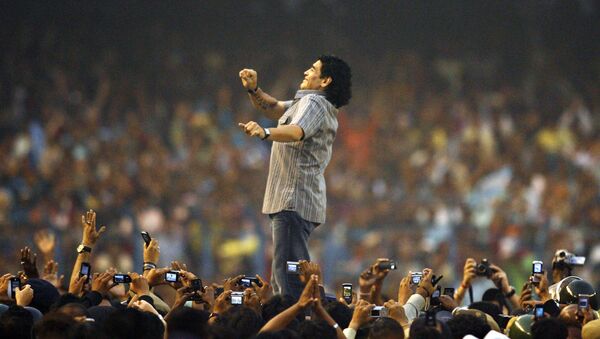 Диего Марадона во время церемонии чествования на стадионе Солт-Лейк-Сити в Калькутте, Индия, 2008 год - Sputnik Беларусь