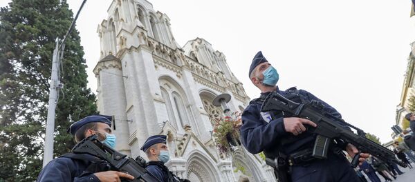 Полицейские у церкви Нотр-Дам в Ницце, где мужчина напал с ножом на прихожан Полицейские у церкви Нотр-Дам в Ницце, где мужчина напал с ножом на прихожан - Sputnik Беларусь