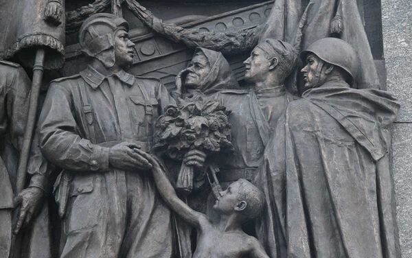 Фрагмент горельефа 9 мая 1945 г. Андрея Бембеля на Монументе Победы - Sputnik Беларусь