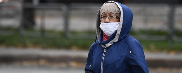 Пенсионерка в маске, архивное фото Пенсионерка в маске, архивное фото - Sputnik Беларусь