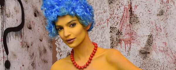 Модель Эмили Ратаковски в образе Мардж Сипсон на Хэллоуин-вечеринке Хайди Клум в Нью-Йорке, США Модель Эмили Ратаковски в образе Мардж Сипсон на Хэллоуин-вечеринке Хайди Клум в Нью-Йорке, США - Sputnik Беларусь