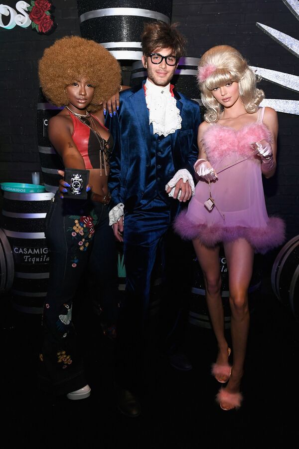 Модель Кендалл Дженнер в образе фембота из фильма Остин Пауэрс на Хэллоуин-вечеринке в Лас-Вегасе, США. - Sputnik Беларусь