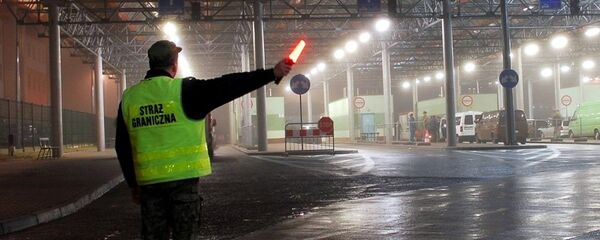 Польский пограничник на границе с Беларусью - Sputnik Беларусь