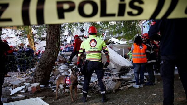 Полиция ищет пострадавших от землетрясения в Измире под завалами здания - Sputnik Беларусь