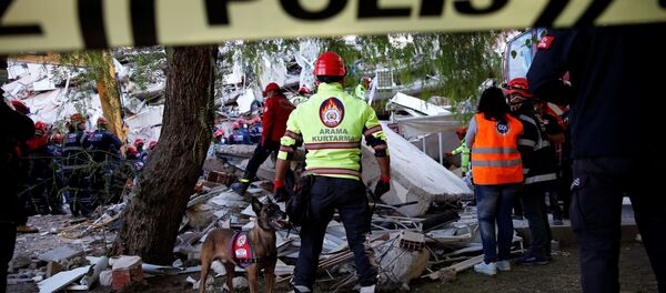 Полиция ищет пострадавших от землетрясения в Измире под завалами здания - Sputnik Беларусь