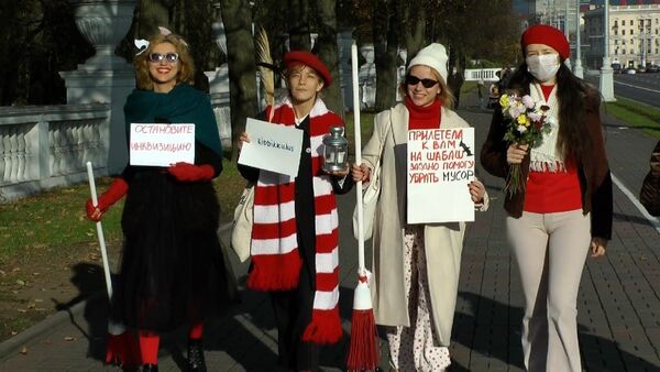 Объединенный марш и демарш с метлами: акции протеста в Минске - видео - Sputnik Беларусь