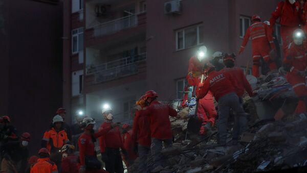 Спасатели ищут вышивших под завалами после землетрясения в Турции - Sputnik Беларусь