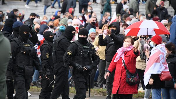 Участники акции протеста пытались обойти кордоны силовиков и продвигались дальше - Sputnik Беларусь
