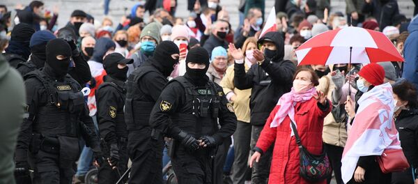 Участники акции протеста пытались обойти кордоны силовиков и продвигались дальше - Sputnik Беларусь