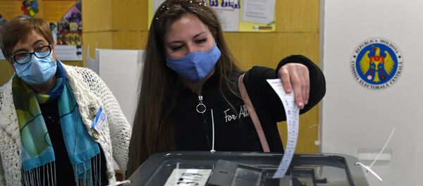 Женщина голосует на всеобщих выборах президента в Молдове Женщина голосует на всеобщих выборах президента в Молдове - Sputnik Беларусь