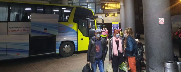 Пассажиры на автовокзале Центральный - Sputnik Беларусь