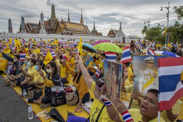 Таиланд. Сотни роялистов собрались рядом с Большим дворцом - Sputnik Беларусь