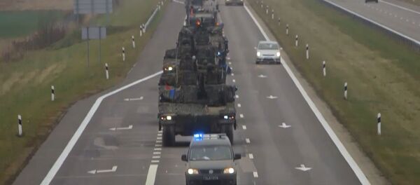 Как учения НАТО в странах Балтии надоедают местным жителям - видео - Sputnik Беларусь