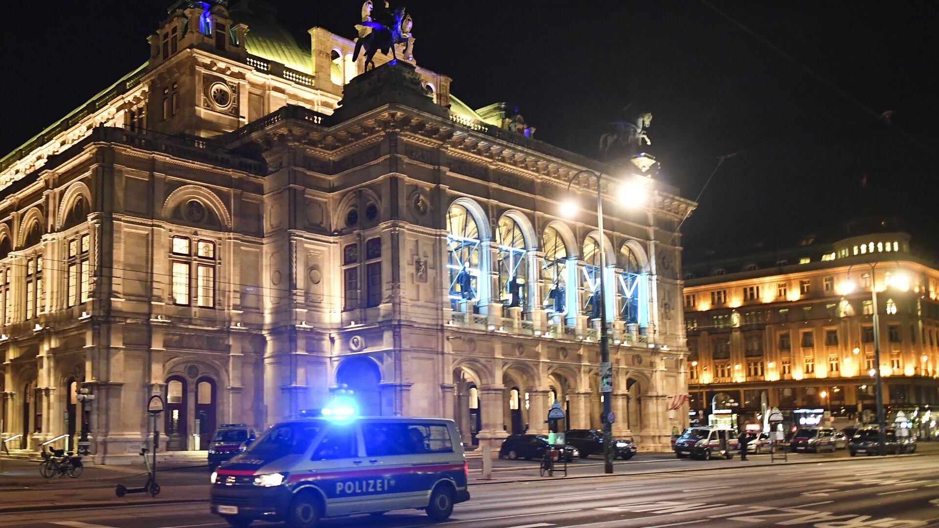 Полиция у здания Венской государственной оперы  - Sputnik Беларусь, 1920, 18.12.2021