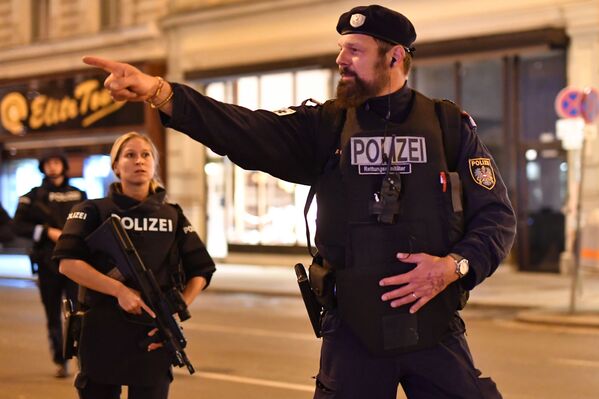 Вооруженная полиция контролирует проход возле оперного театра в центре Вены - Sputnik Беларусь