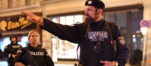 Вооруженная полиция контролирует проход возле оперного театра в центре Вены - Sputnik Беларусь