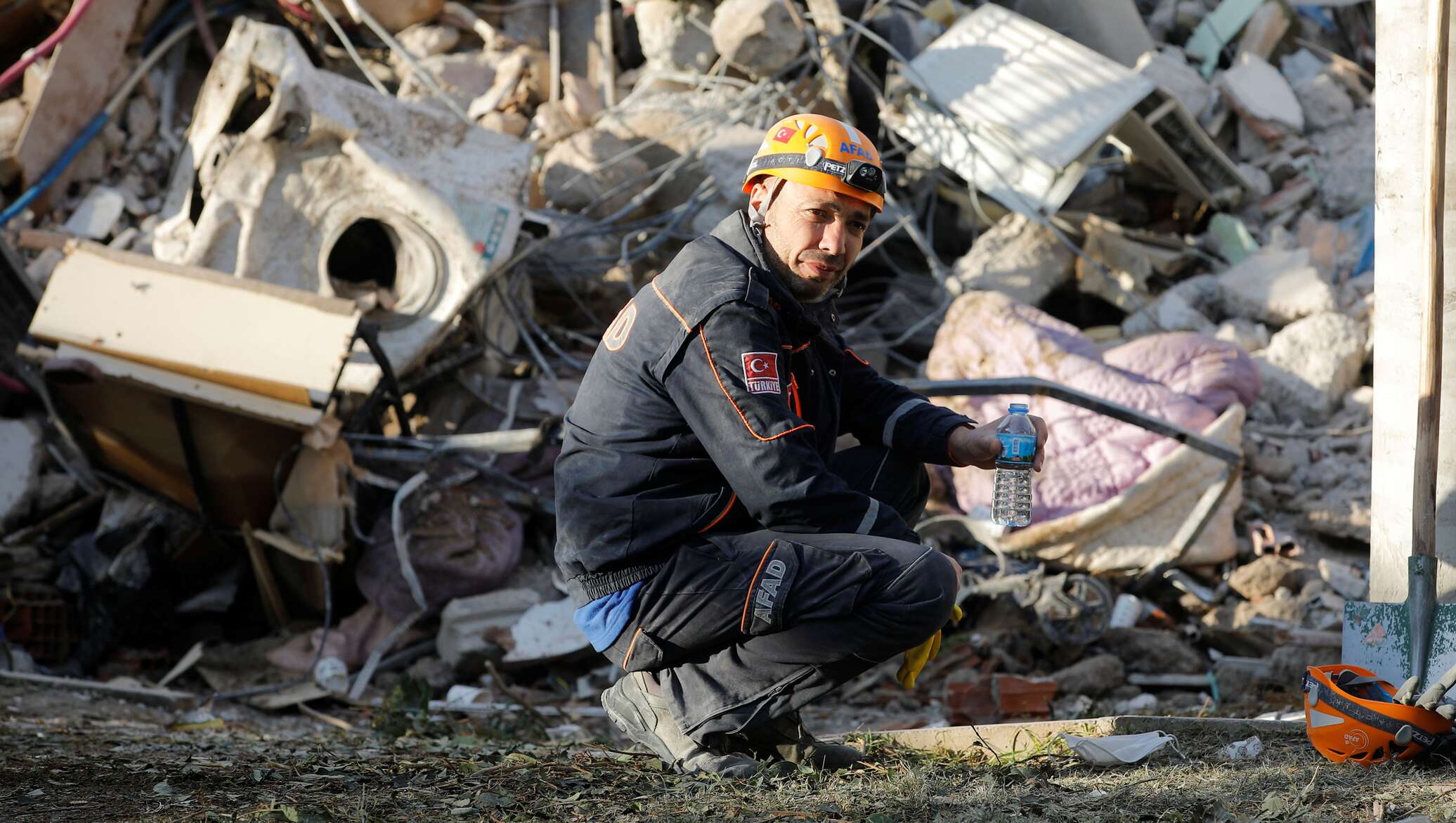 Землетрясение 30. Фото турецкого землетрясения спасателей. Землетрясение в Турции наши спасатели.