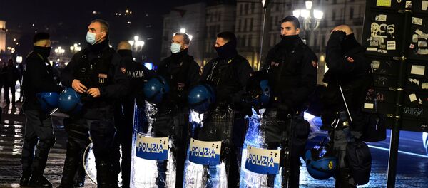 Полицейские контролируют соблюдени мер правительства по борьбе с коронавирусной болезнью (COVID-19) в Турине, Италия Полицейские контролируют соблюдени мер правительства по борьбе с коронавирусной болезнью (COVID-19) в Турине, Италия - Sputnik Беларусь