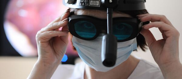 Врач-отоларинголог готовится к осмотру - Sputnik Беларусь