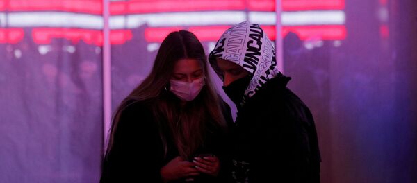 Молодые люди следят за результатами голосования на выборах президента США на Таймс-Сквер в Нью-Йорке - Sputnik Беларусь