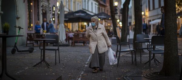 Женщина в маске от коронавируса в Вильнюсе - Sputnik Беларусь