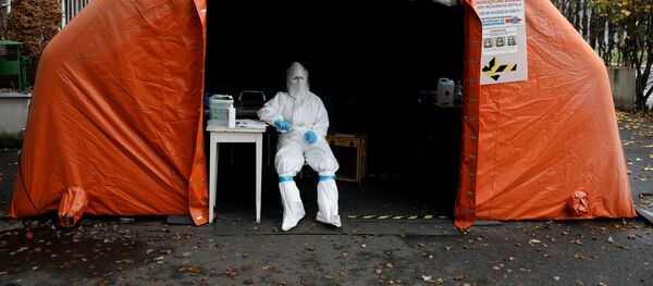 Медицинский работник в защитном костюме - Sputnik Беларусь