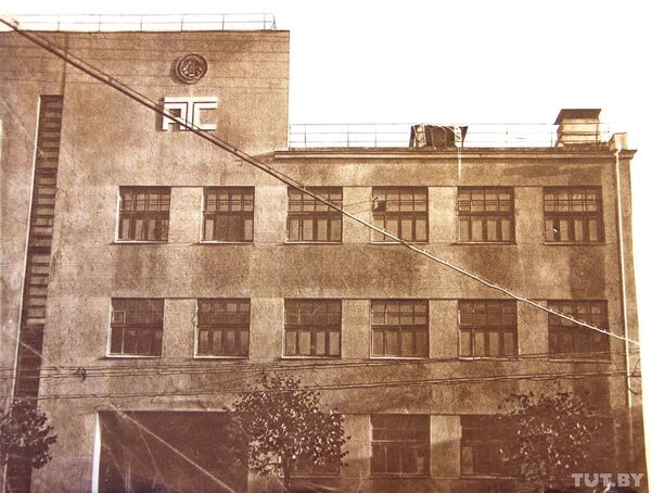 Да 15-годдзя Кастрычніка 5 лістапада 1932 года ў Мінску была ўведзена ў эксплуатацыю першая ў Беларусі АТС ёмістасцю 6000 нумароў, выпушчаная Ленінградскім заводам Чырвоная Зара. Станцыя была машыннай сістэмай, у якой злучэнні ўсталёўваліся пры дапамозе электрамагнітаў і зубчастых перадач. АТС размяшчалася на вуліцы Карла Маркса. Будынак станцыі быў моцна пашкоджаны ў вайну і пасля знесены. Да 15-годдзя Кастрычніка 5 лістапада 1932 года ў Мінску была ўведзена ў эксплуатацыю першая ў Беларусі АТС ёмістасцю 6000 нумароў, выпушчаная Ленінградскім заводам Чырвоная Зара. Станцыя была машыннай сістэмай, у якой злучэнні ўсталёўваліся пры дапамозе электрамагнітаў і зубчастых перадач. АТС размяшчалася на вуліцы Карла Маркса. Будынак станцыі быў моцна пашкоджаны ў вайну і пасля знесены. - Sputnik Беларусь