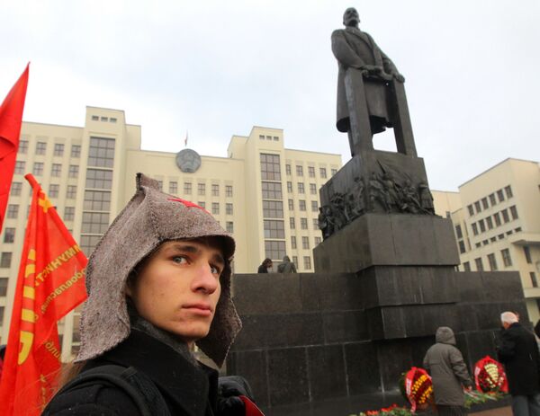 7 лістапада 1933 года ўрачыста быў адкрыты помнік У. І. Леніну перад будынкам Дому ўраду. Праект архітэктара Іосіфа Лангбарда першапачаткова ўлічваў устаноўку помніка перад цэнтральным уваходам. Сяміметровы мінскі Ленін быў на момант адкрыцця адным з найбуйнейшых помнікаў падобнага роду ў СССР. Аўтар скульптуры - Мацвей Манізэра. 7 лістапада 1933 года ўрачыста быў адкрыты помнік У. І. Леніну перад будынкам Дому ўраду. Праект архітэктара Іосіфа Лангбарда першапачаткова ўлічваў устаноўку помніка перад цэнтральным уваходам. Сяміметровы мінскі Ленін быў на момант адкрыцця адным з найбуйнейшых помнікаў падобнага роду ў СССР. Аўтар скульптуры - Мацвей Манізэра. - Sputnik Беларусь