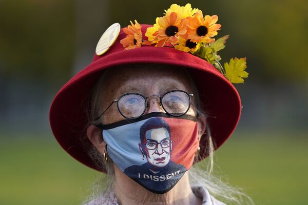 Женщина в маске с портретом судьи Верховного суда Рут Бейдер Гинзбург во время акции протеста в Портленде - Sputnik Беларусь