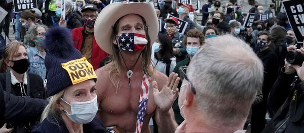 Сторонник Трампа Роберт Берк, также известный как Голый ковбой - Sputnik Беларусь