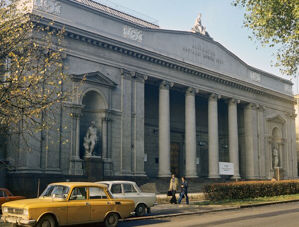 5 лістапада 1957 года прадстаўленнем новай экспазыцыі і Усебеларускай выстаўкі ўрачыста адкрыўся Дзяржаўны мастацкі музей БССР (так стала звацца былая Мастацкая галерэя, яна размяшчалася на Кірава, 29). Гэта было строгае і манументальнае рашэнне з масіўным фасадам, упрыгожаным скульптурнымі рэльефамі і алегорыямі Жывапісу (аўтар П. Белавусаў) і Скульптуры (аўтар С. Адашкевіч). Франтон вянчае скульптура А. Бембеля Слава. 5 лістапада 1957 года прадстаўленнем новай экспазыцыі і Усебеларускай выстаўкі ўрачыста адкрыўся Дзяржаўны мастацкі музей БССР (так стала звацца былая Мастацкая галерэя, яна размяшчалася на Кірава, 29). Гэта было строгае і манументальнае рашэнне з масіўным фасадам, упрыгожаным скульптурнымі рэльефамі і алегорыямі Жывапісу (аўтар П. Белавусаў) і Скульптуры (аўтар С. Адашкевіч). Франтон вянчае скульптура А. Бембеля Слава. - Sputnik Беларусь