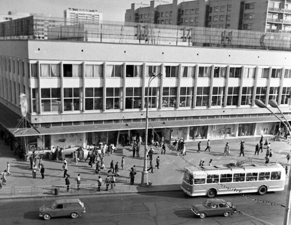 5 лістапада 1964 года расчыніў свае дзверы для пакупнікоў Цэнтральны ўнівермаг. Аб'ект будавалі шэсць гадоў. На былой ўскраіне Мінска, на месцы Камароўскага балота, расчыніў свае дзверы самы буйны ў рэспубліцы ўніверсальны магазін. 5 лістапада 1964 года расчыніў свае дзверы для пакупнікоў Цэнтральны ўнівермаг. Аб'ект будавалі шэсць гадоў. На былой ўскраіне Мінска, на месцы Камароўскага балота, расчыніў свае дзверы самы буйны ў рэспубліцы ўніверсальны магазін. - Sputnik Беларусь