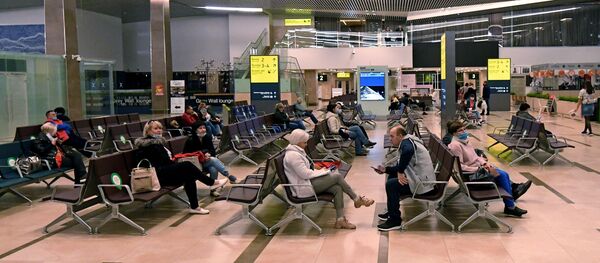 Пасажыры ў аэрапорце Краснаярска Пасажыры ў аэрапорце Краснаярска - Sputnik Беларусь