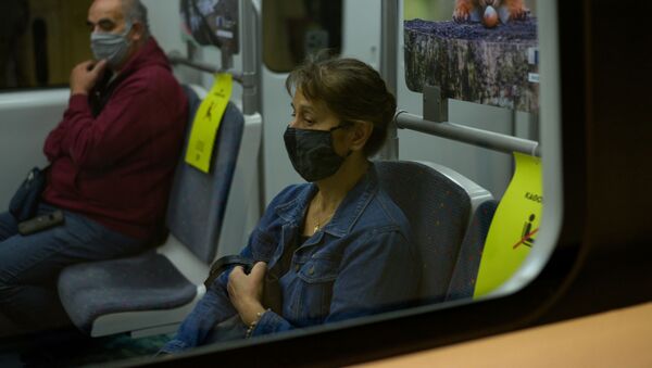 Пассажиры в общественном транспорте в Греции - Sputnik Беларусь