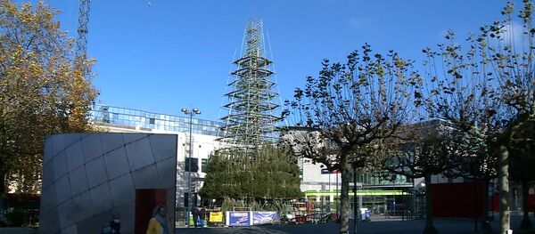 Гигантскую елку разбирают в Германии из-за COVID-19, видео  - Sputnik Беларусь