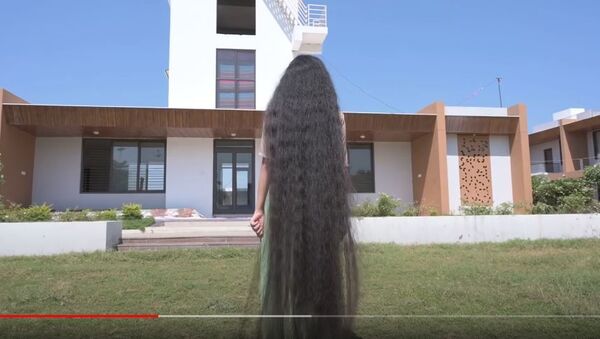 Девушка с самыми длинными в мире волосами, видео - Sputnik Беларусь