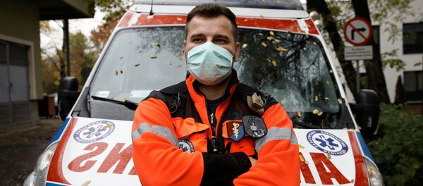 Польский медик у машины скорой помощи - Sputnik Беларусь