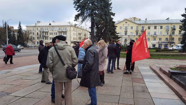 Мы же не проводим митинг, - витебские коммунисты собрались 7 ноября у памятника Ленину - Sputnik Беларусь