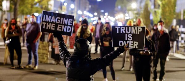 Уличная акция в США во время подсчета голосов на выборах президента  - Sputnik Беларусь