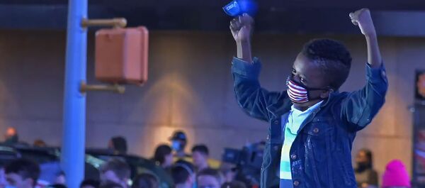 Американцы празднуют победу Джо Байдена на президентских выборах – видео - Sputnik Беларусь