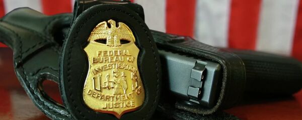 Жетон и табельный пистолет сотрудника ФБР - Sputnik Беларусь