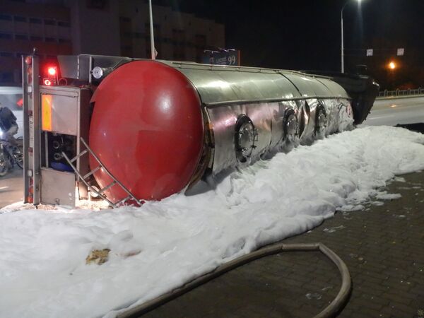 В Могилеве опрокинулся большегруз с опасным веществом В Могилеве опрокинулся большегруз с опасным веществом - Sputnik Беларусь