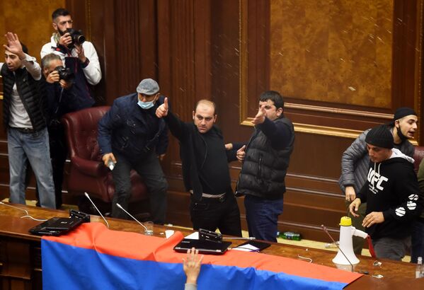 Участники акции протеста в одном из залов в здании парламента Армении в Ереване - Sputnik Беларусь