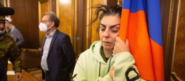 Участники акции протеста в одном из залов в здании парламента Армении в Ереване Участники акции протеста в одном из залов в здании парламента Армении в Ереване - Sputnik Беларусь