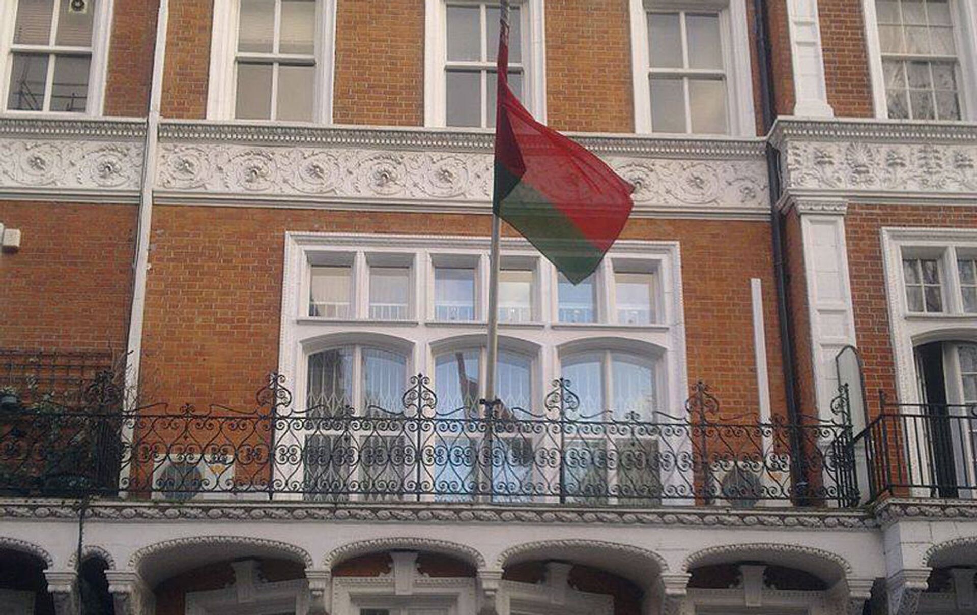 Посольство в лондоне. Посольство Беларуси в Лондоне. Нападение на посольство. Посольство Белоруссии в Кишиневе. Белорусское посольство в Бельгии фото.