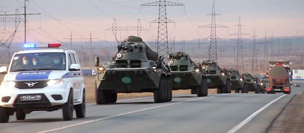 Спутник_Колонна военной техники российских миротворцев выдвинулась для отправки в Карабах Спутник_Колонна военной техники российских миротворцев выдвинулась для отправки в Карабах - Sputnik Беларусь