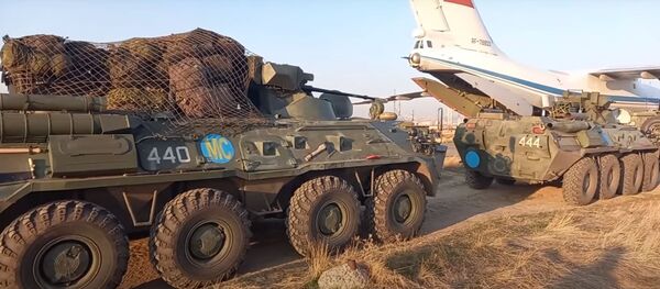Мінабароны паказала кадры разгрузкі расійскіх міратворцаў у Карабаху - Sputnik Беларусь