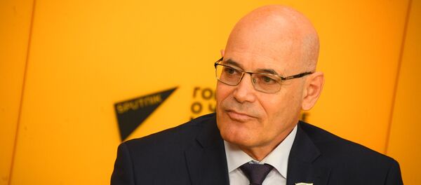 Член камітэта па сацыяльнай палітыцы Савета Федэрацыі РФ, заслужаны ўрач Расіі Уладзімір Круглы Член камітэта па сацыяльнай палітыцы Савета Федэрацыі РФ, заслужаны ўрач Расіі Уладзімір Круглы - Sputnik Беларусь